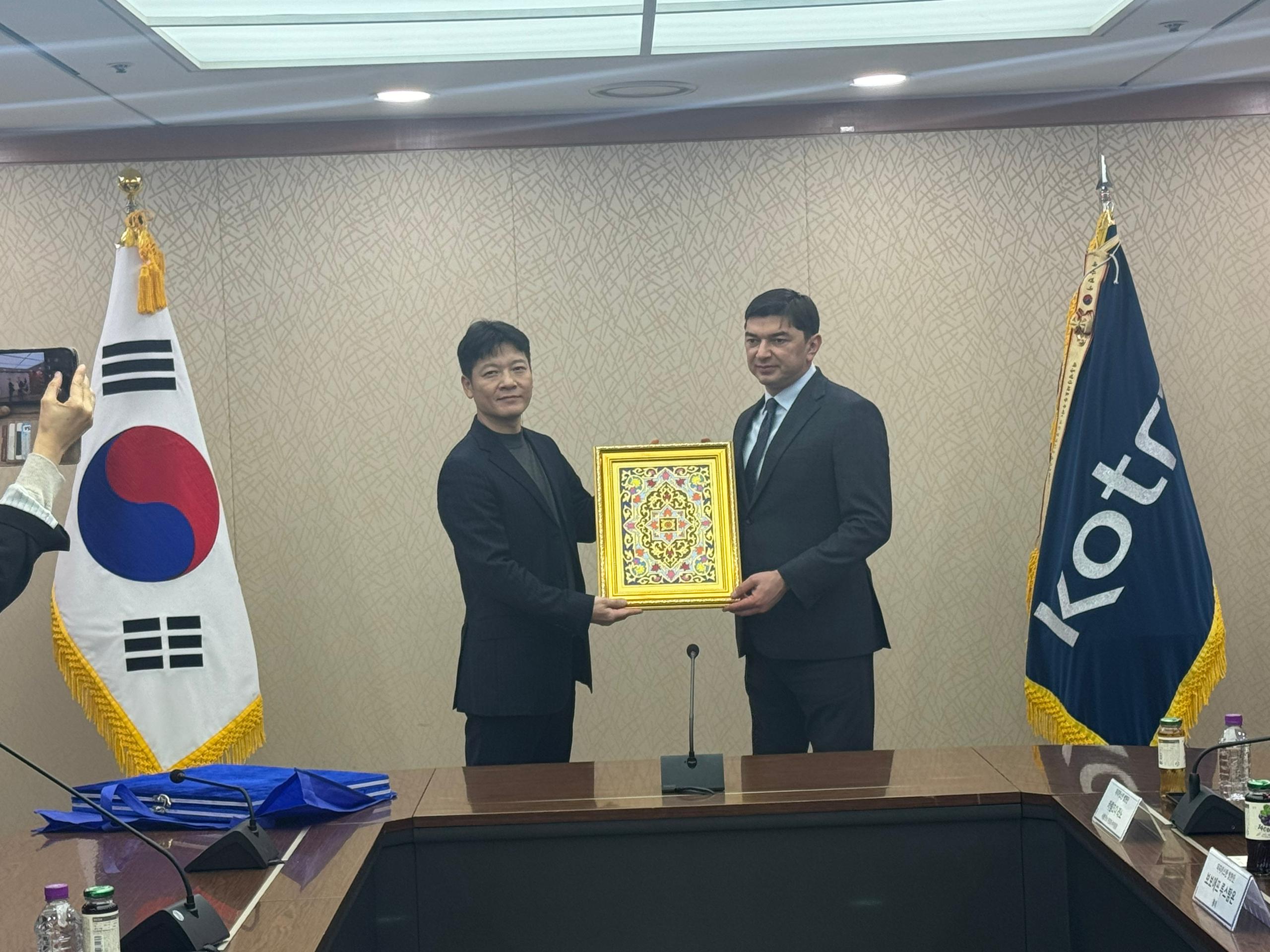 ВОХӮРИИ ҲАЙАТИ ГУРӮҲИ КОРИИ БАЙНИДОРАВИИ ҶУМҲУРИИ ТОҶИКИСТОН БО АГЕНТИИ ПЕШБУРДИ ТИҶОРАТ ВА САРМОЯГУЗОРӢ (KOTRA)