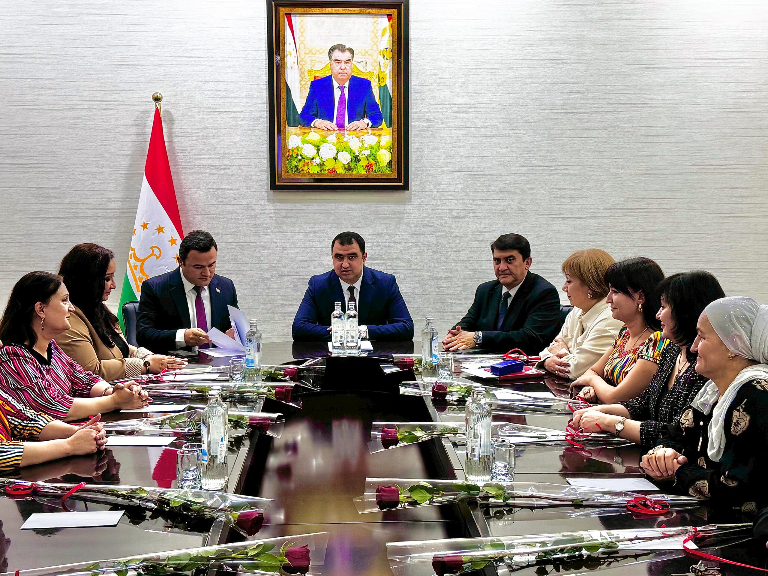 ҶАЛАСАИ ТАНТАНАВӢ БАХШИДА БА ТАҶЛИЛИ РӮЗИ МОДАР